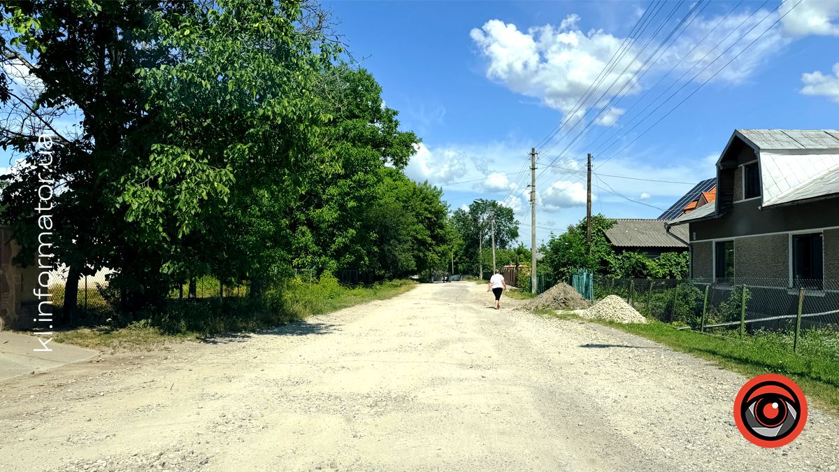 Тремтять стіни й летить пил: у Городенці мешканці знову перекрили вулицю через критичний стан дороги 3