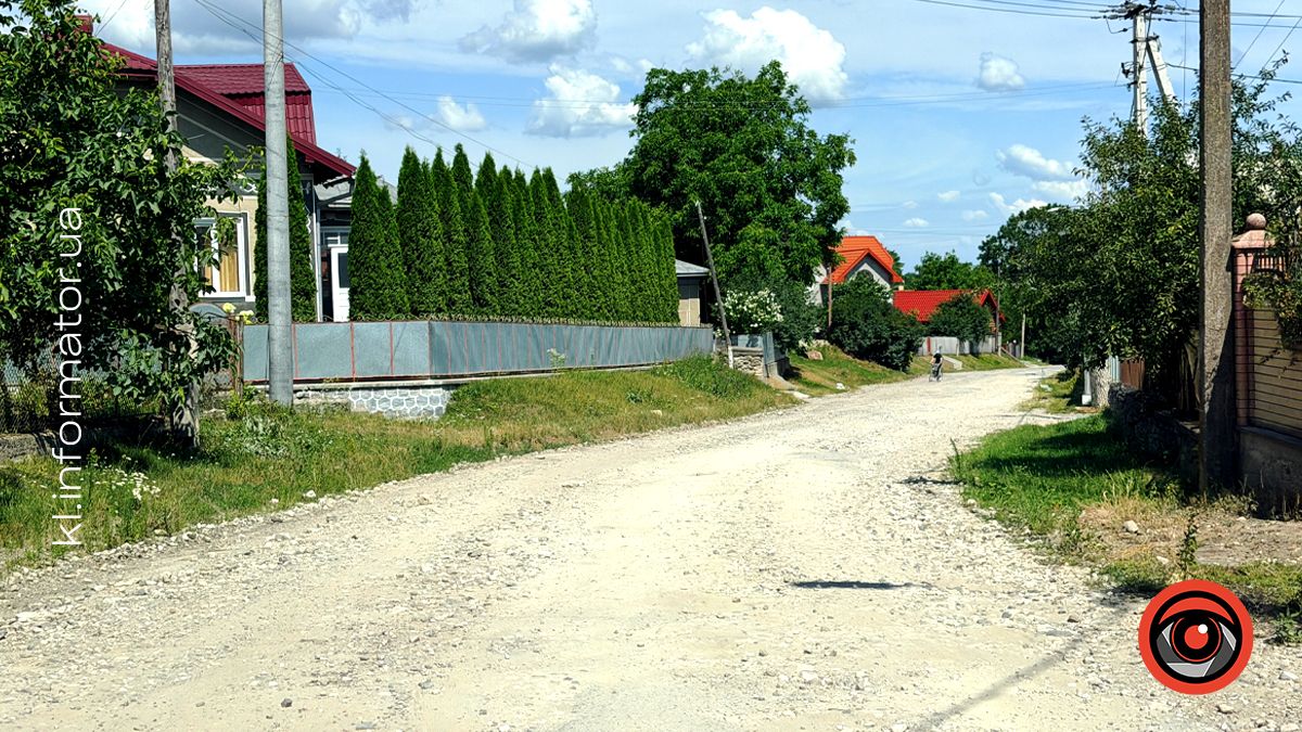Тремтять стіни й летить пил: у Городенці мешканці знову перекрили вулицю через критичний стан дороги 4