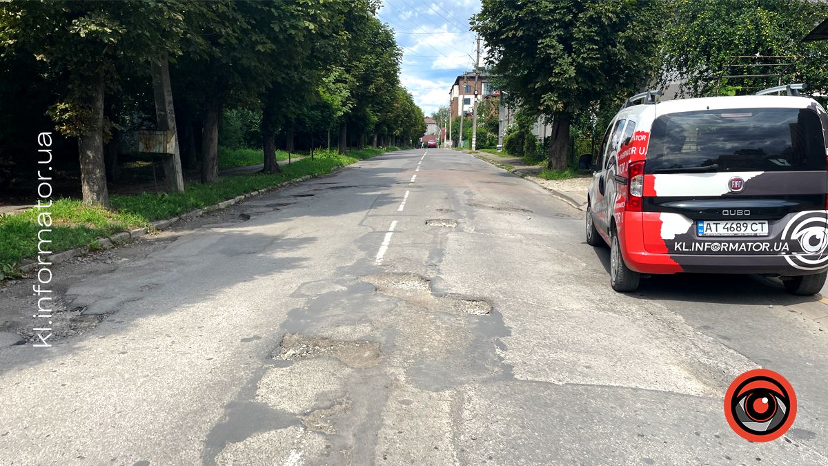 Бездоріжжя та глибокі вибоїни: як виглядають вулиці в Коломиї, де невдовзі ремонтуватимуть дорогу