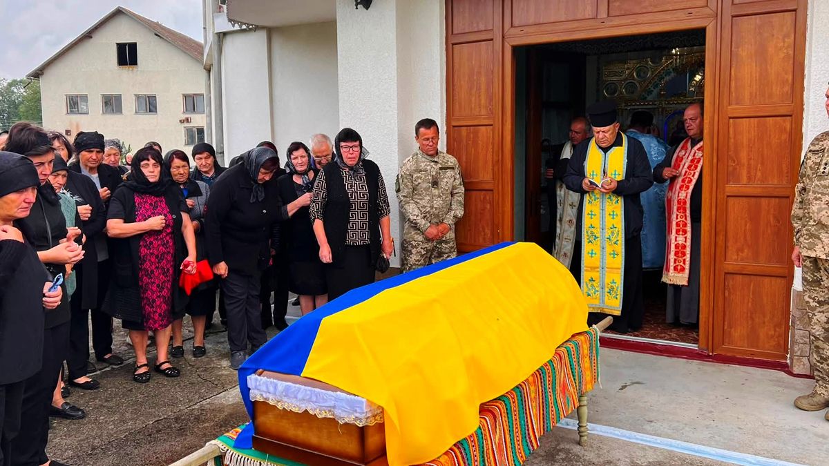 В останню дорогу на Городенківщині провели Коліщака Віталія 9