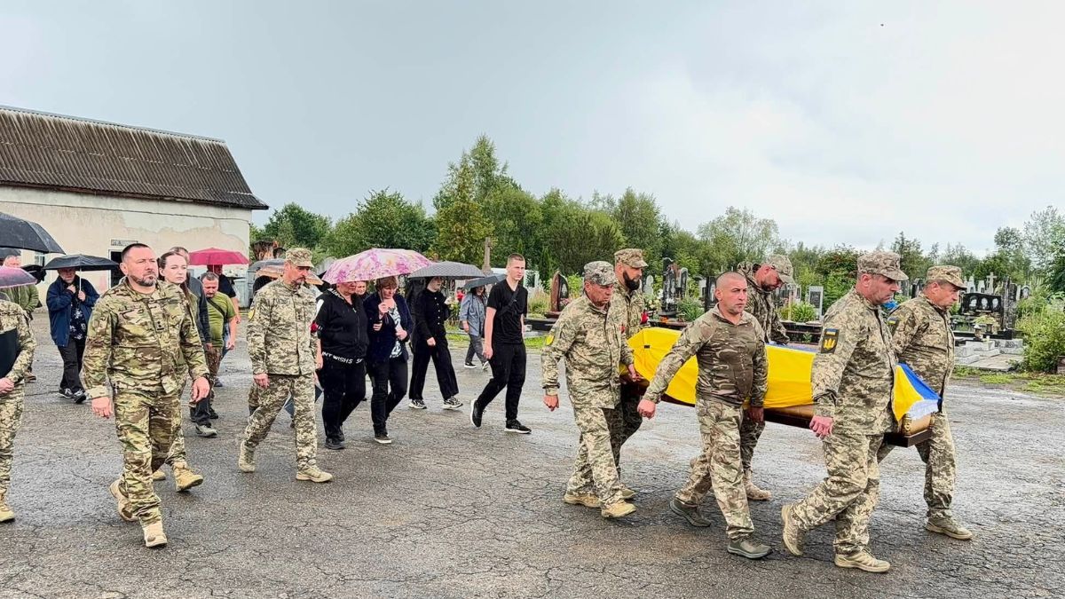 На Надвірнянщині попрощалися з воїном Сергієм Костюченком 7