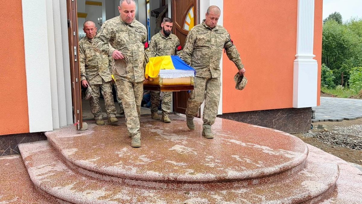 На Надвірнянщині попрощалися з воїном Сергієм Костюченком 6