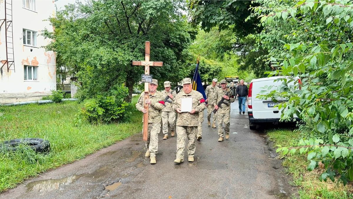 На Надвірнянщині попрощалися з воїном Сергієм Костюченком 5