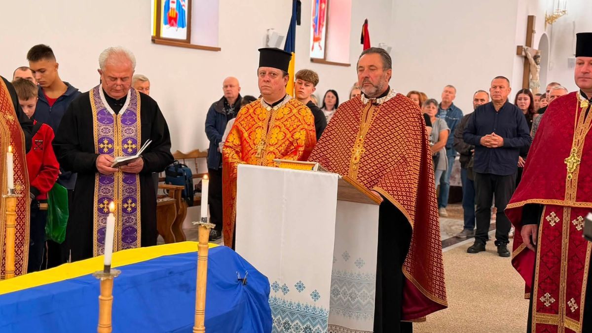 На Надвірнянщині попрощалися з воїном Сергієм Костюченком 4