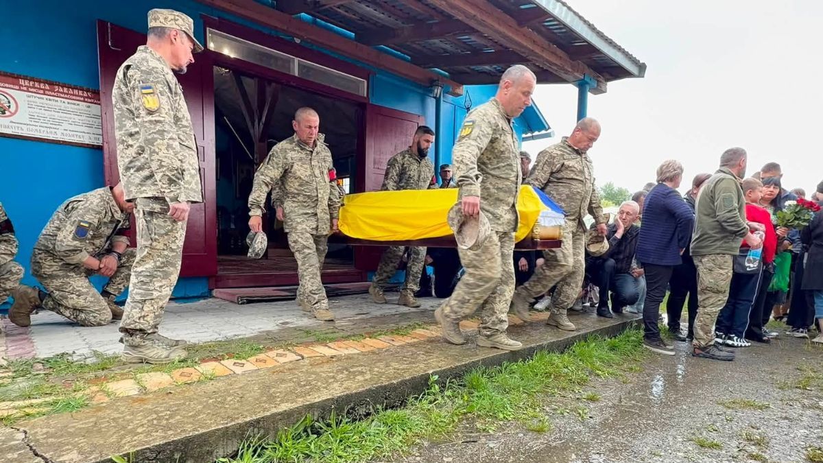 На Надвірнянщині попрощалися з воїном Сергієм Костюченком 3