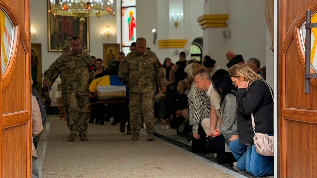 На Надвірнянщині попрощалися з воїном Сергієм Костюченком 2