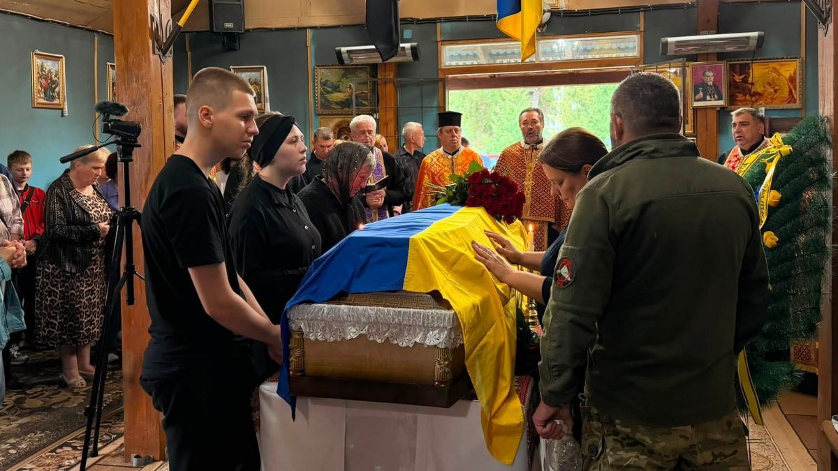 На Надвірнянщині попрощалися з воїном Сергієм Костюченком 1