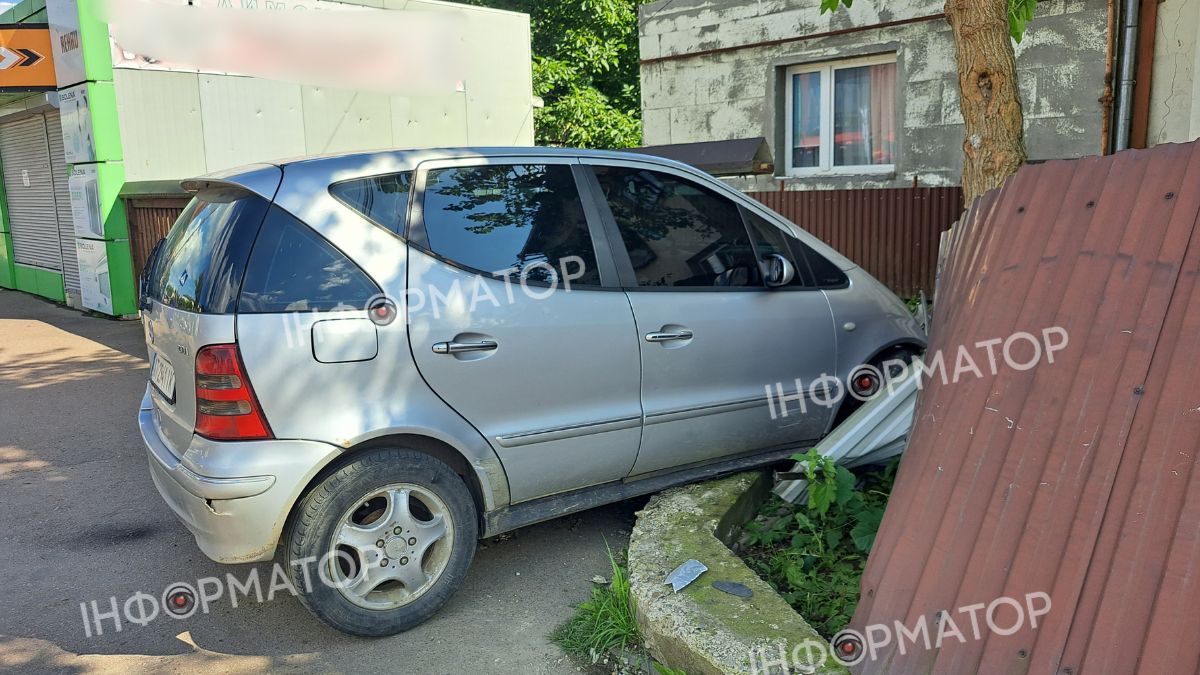 Легковик протаранив огорожу неподалік автостанції у Коломиї 1