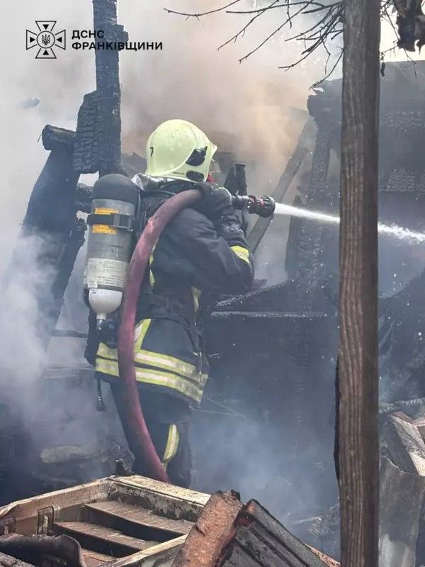 У Коломиї пожежа охопила господарську будівлю 1