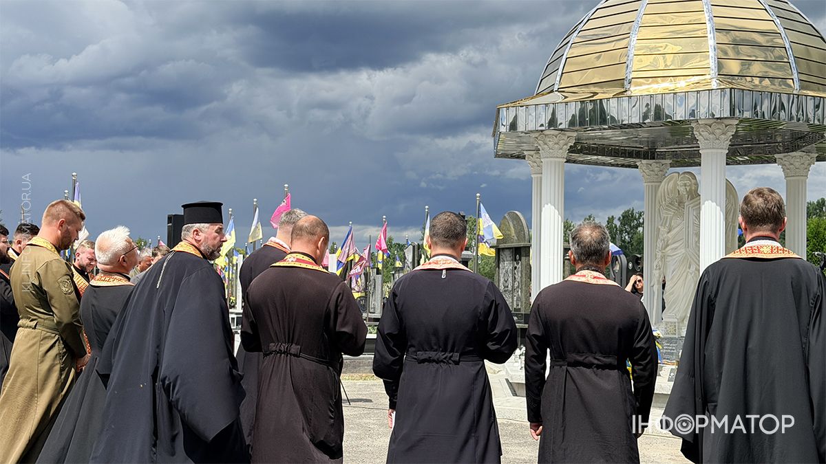 На Алеї Слави у Коломиї відслужили панахиду за жертвами полону та всіма загиблими на війні 8