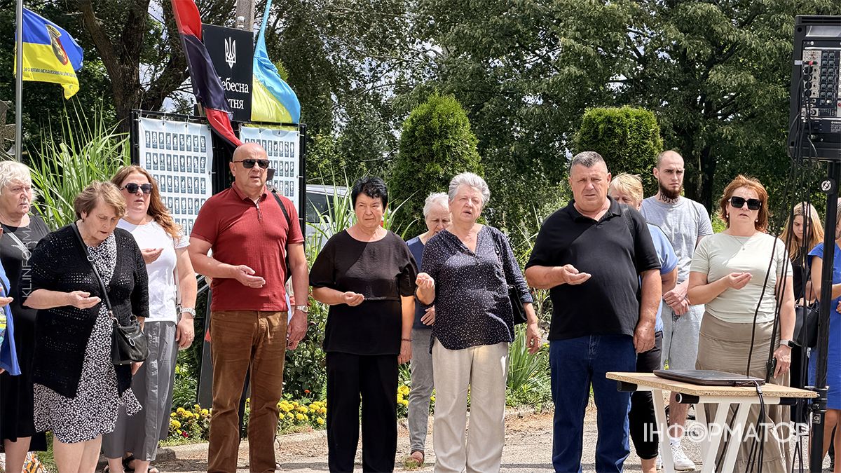 На Алеї Слави у Коломиї відслужили панахиду за жертвами полону та всіма загиблими на війні 10