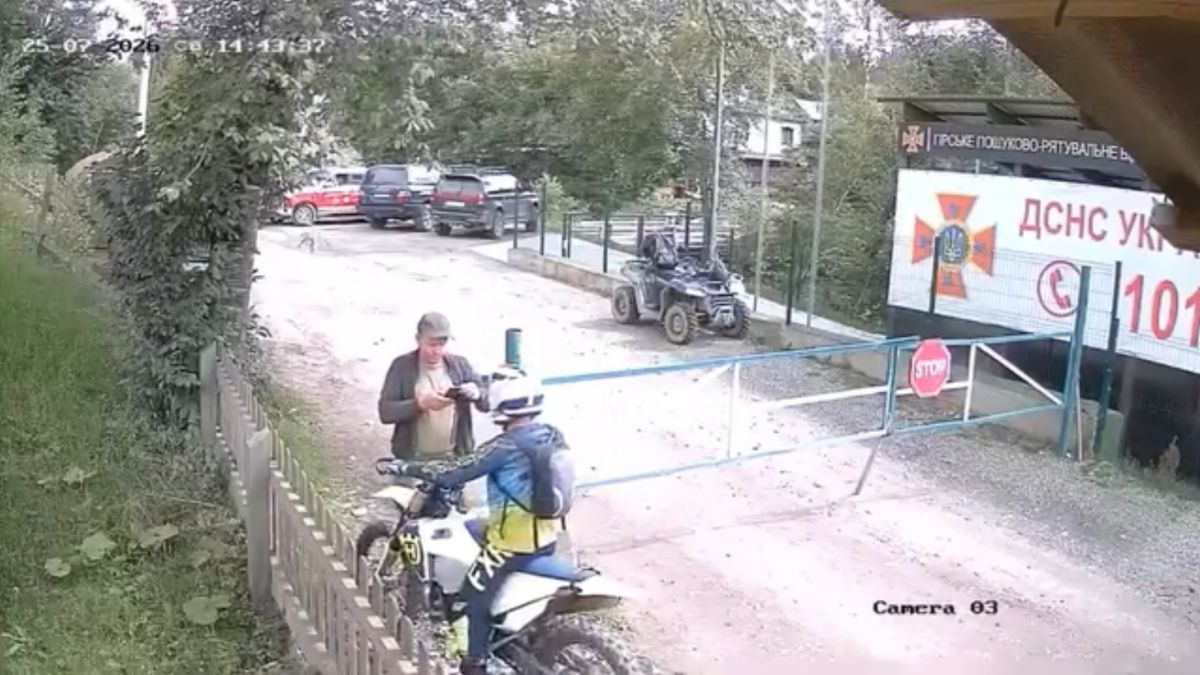 Працівник заповідника собою перегородив шлях мотоциклістам на гору Петрос