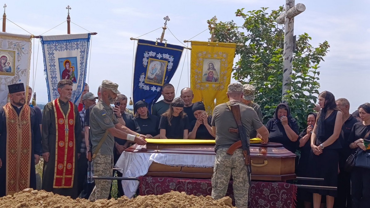 Гвіздецька громада провела на вічний спочинок воїна Юрія Москалюка 6