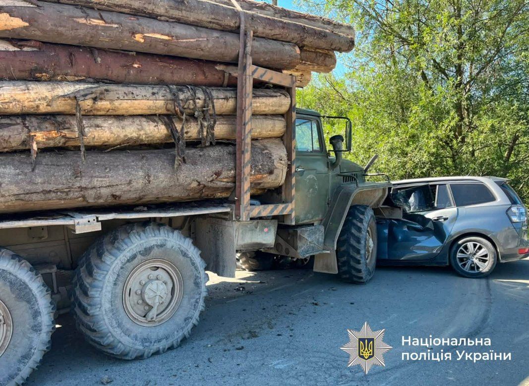 Зіткнення лісовоза та мінівена у Верховині: загинула пасажирка 2
