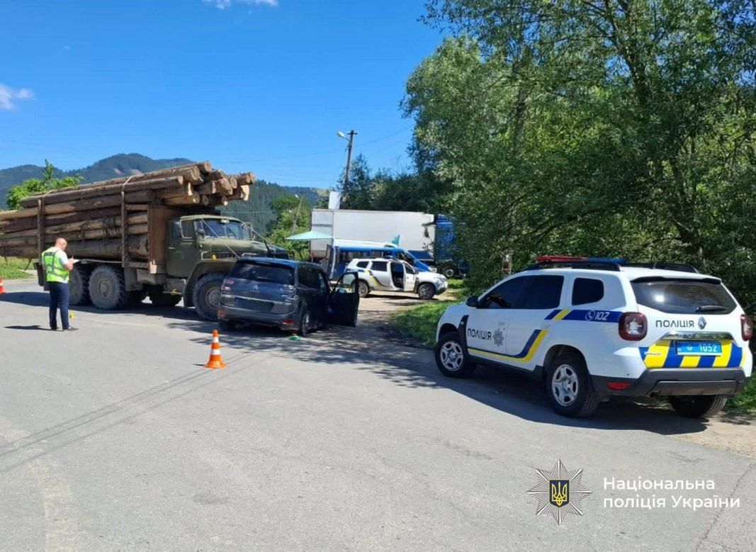 Зіткнення лісовоза та мінівена у Верховині: загинула пасажирка 3