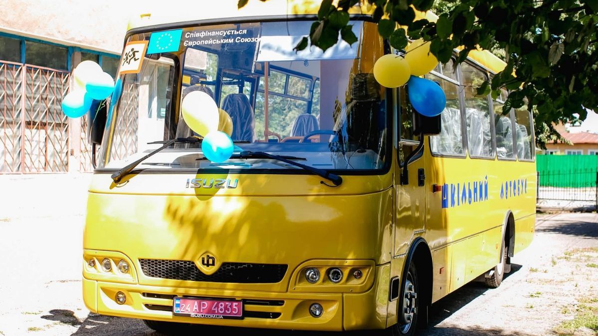 Два ліцеї на Надвірнянщині отримали нові шкільні автобуси