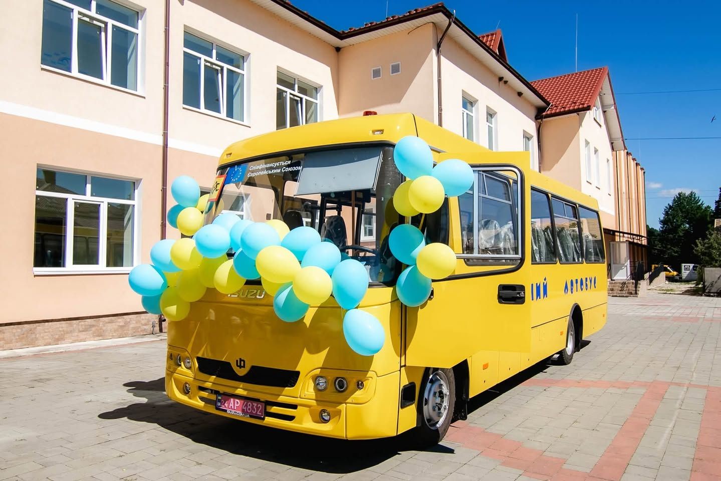 Два ліцеї на Надвірнянщині отримали нові шкільні автобуси 3