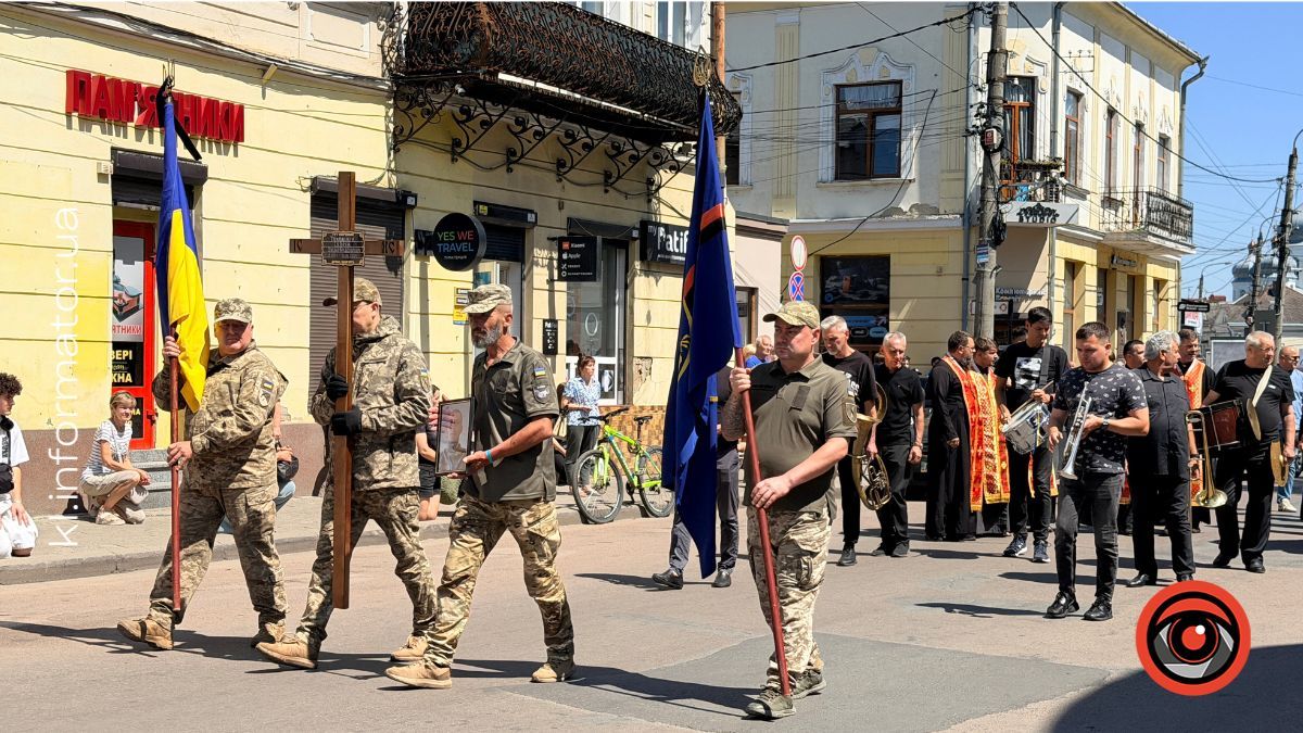 На колінах у Коломиї зустріли скорботний кортеж з тілом Сергія Токовініна 4