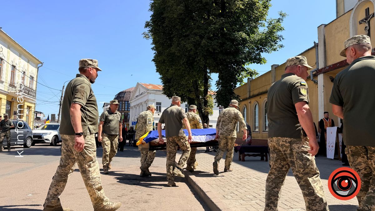 На колінах у Коломиї зустріли скорботний кортеж з тілом Сергія Токовініна 2
