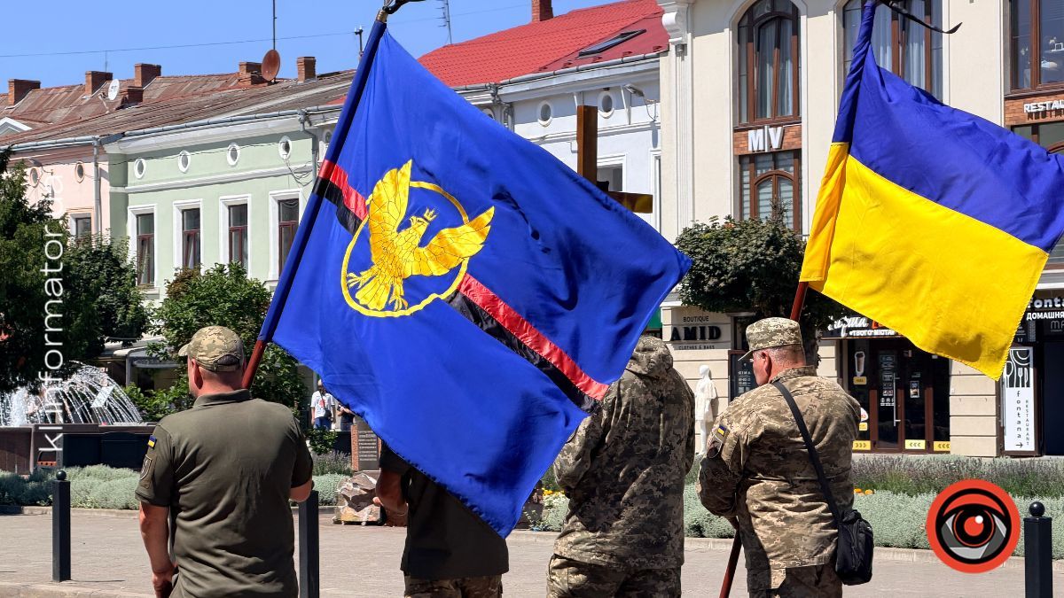 На колінах у Коломиї зустріли скорботний кортеж з тілом Сергія Токовініна 7