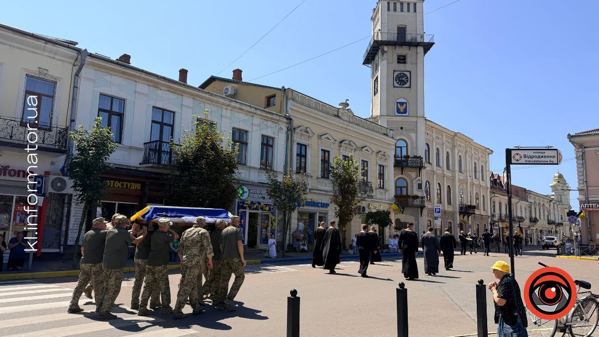 На колінах у Коломиї зустріли скорботний кортеж з тілом Сергія Токовініна 9