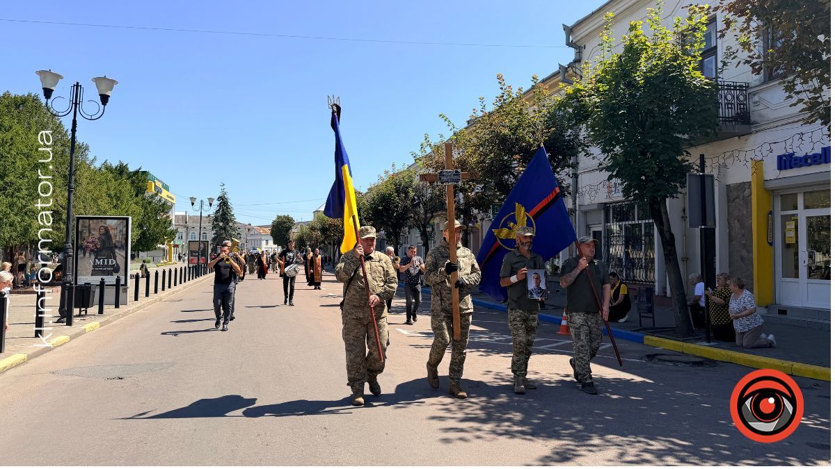 На колінах у Коломиї зустріли скорботний кортеж з тілом Сергія Токовініна 8