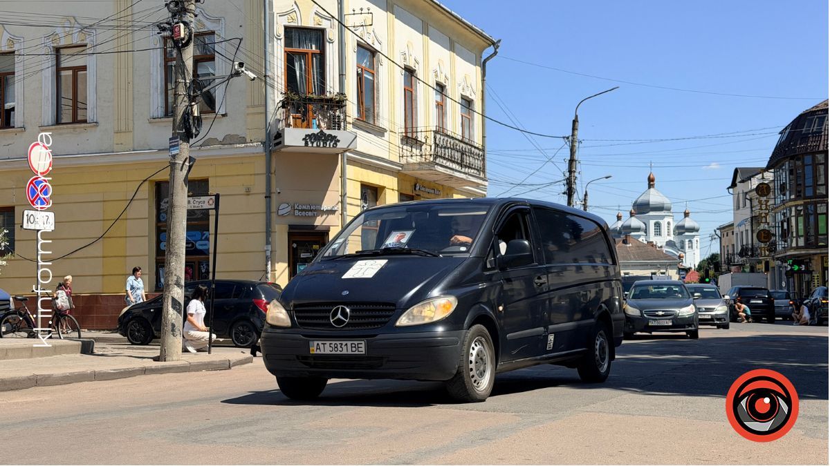 На колінах у Коломиї зустріли скорботний кортеж з тілом Сергія Токовініна 1