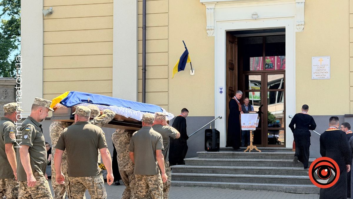 На колінах у Коломиї зустріли скорботний кортеж з тілом Сергія Токовініна 10