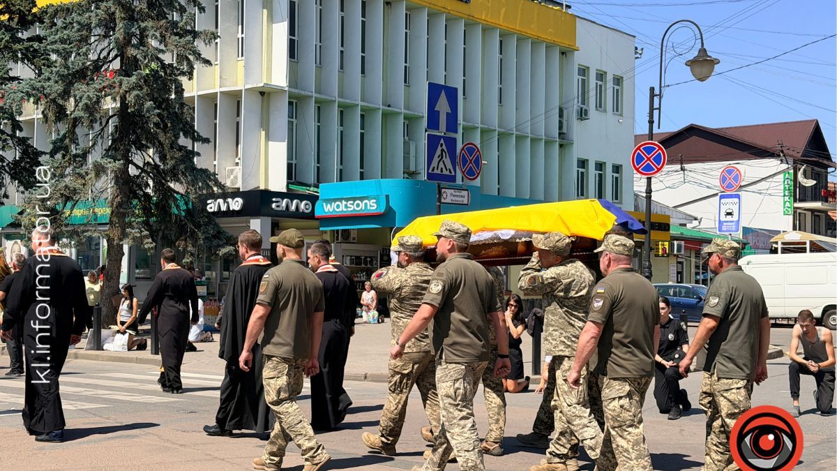 На колінах у Коломиї зустріли скорботний кортеж з тілом Сергія Токовініна 5