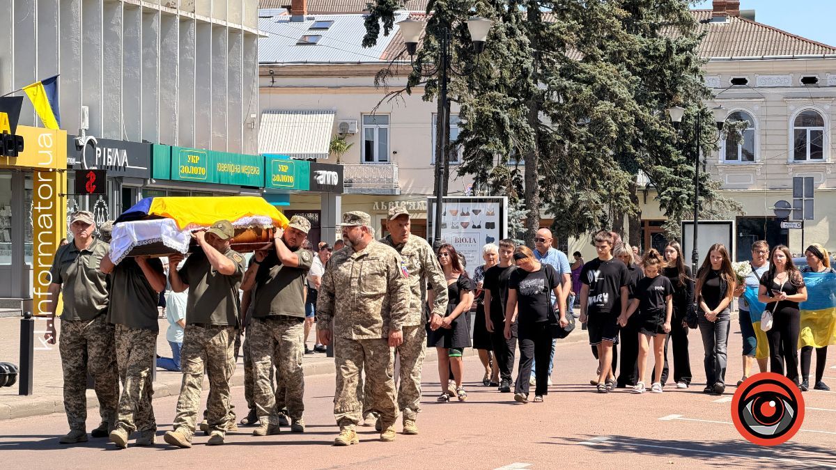 На колінах у Коломиї зустріли скорботний кортеж з тілом Сергія Токовініна 6