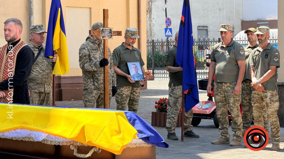 На колінах у Коломиї зустріли скорботний кортеж з тілом Сергія Токовініна 3