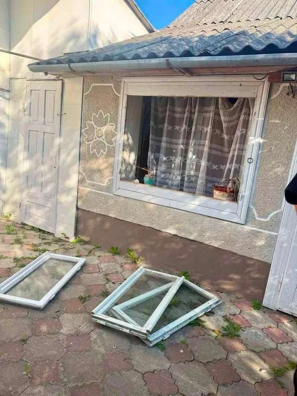 Внаслідок ворожої атаки на Прикарпатті пошкоджено десятки будівель та промисловий об'єкт 1