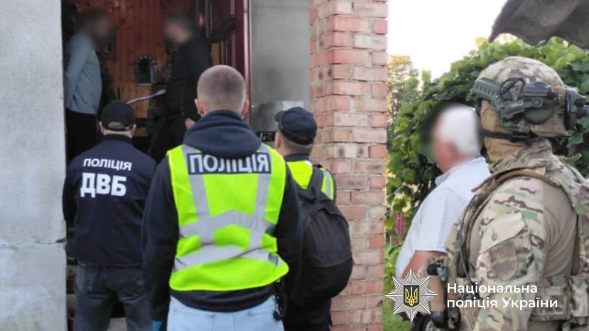 Отримував поштою і продавав «з рук»: на Надвірнянщині затримали іноземця за збут психотропів