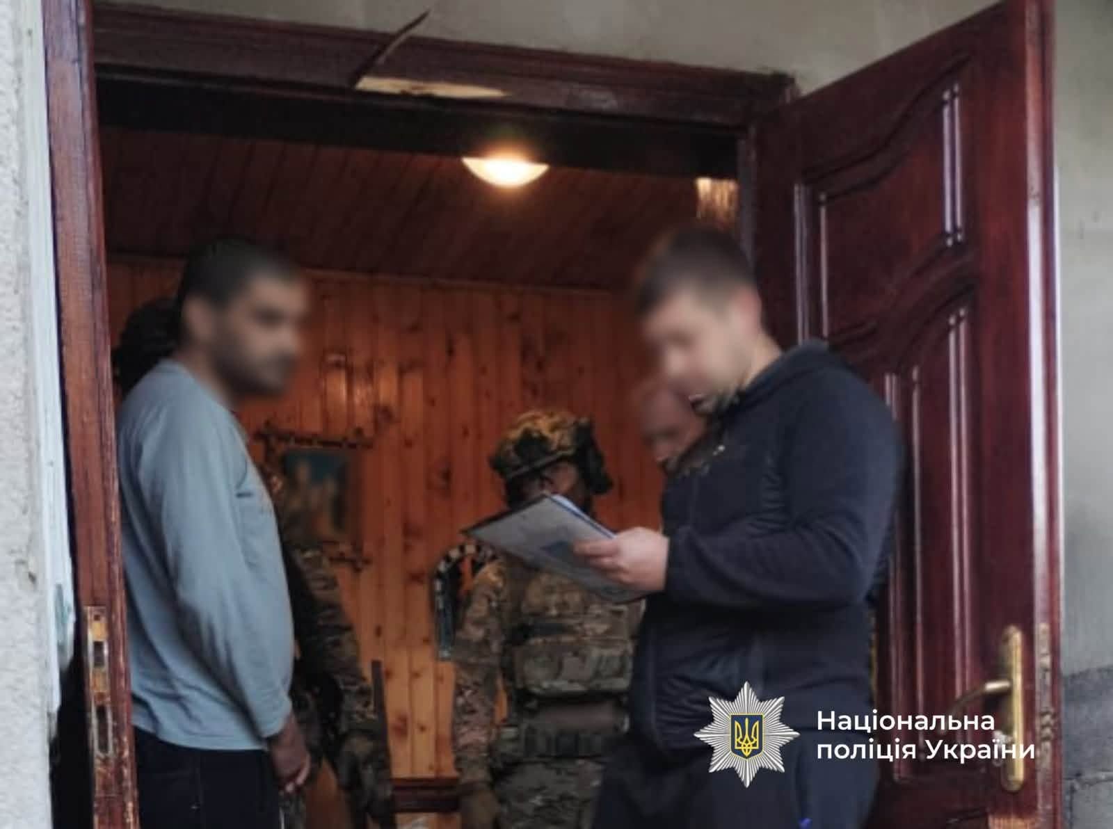 Отримував поштою і продавав «з рук»: на Надвірнянщині затримали іноземця за збут психотропів 2