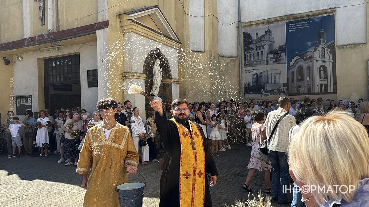 Аромат різнотравʼя: як у Коломиї святили маковійчики | Фоторепортаж