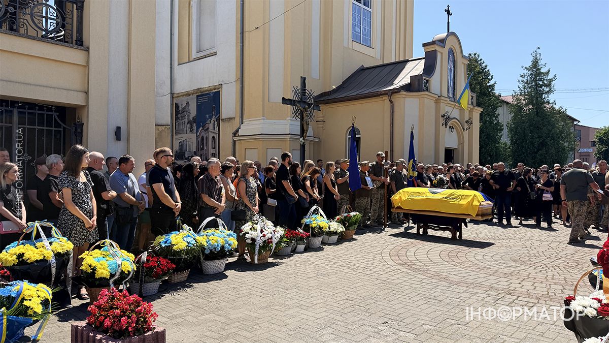 Чин похорону воїна Артура Возняка пройшов у Коломиї 2