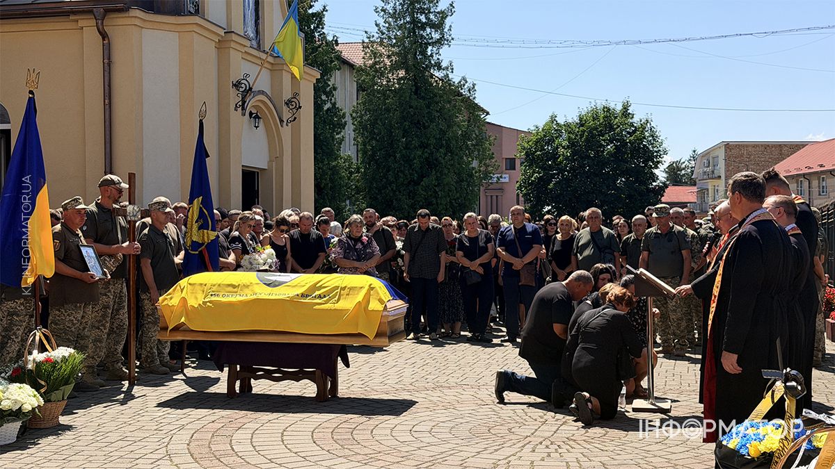 Чин похорону воїна Артура Возняка пройшов у Коломиї 3