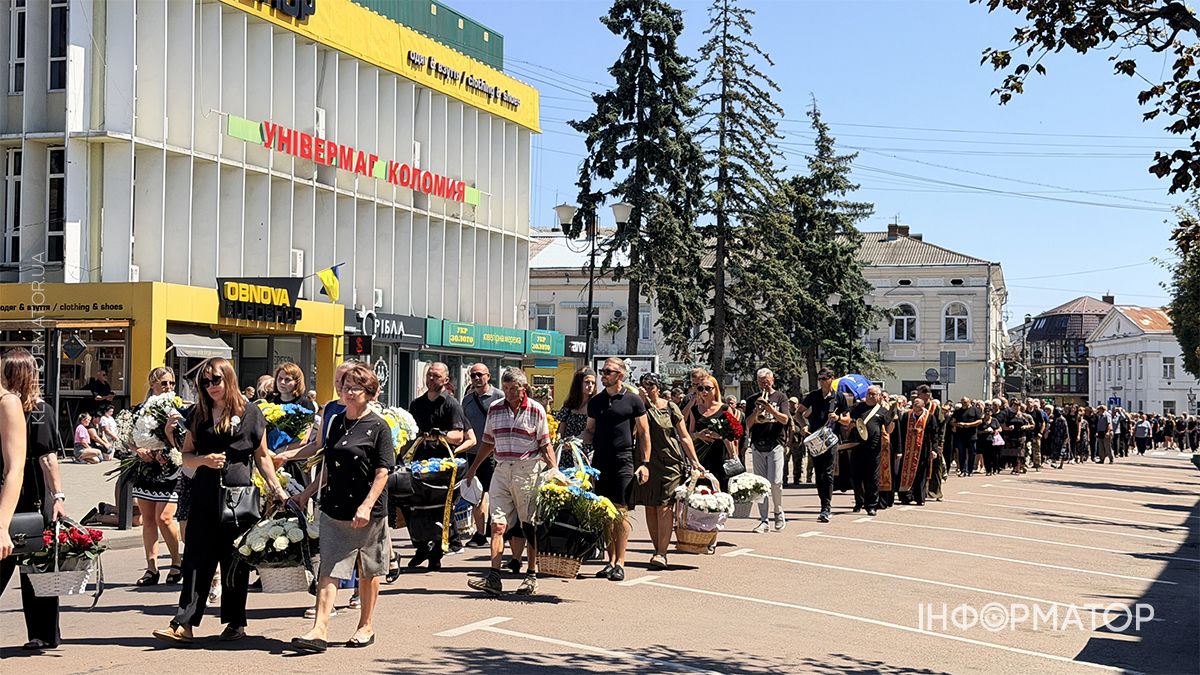 Чин похорону воїна Артура Возняка пройшов у Коломиї 6