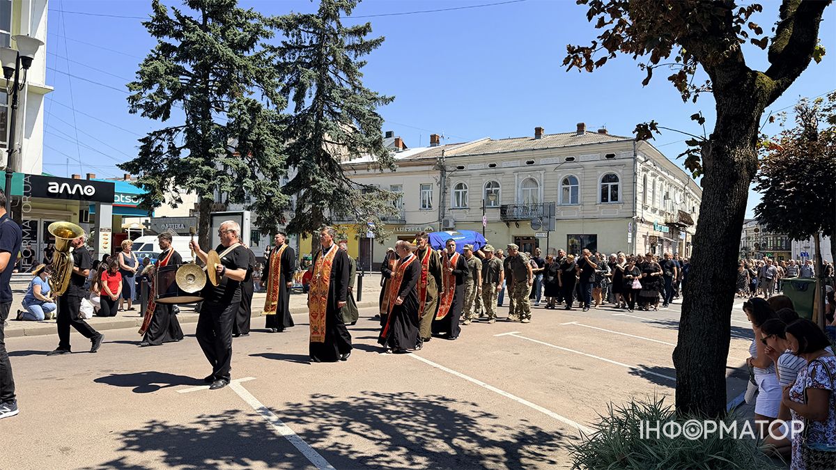 Чин похорону воїна Артура Возняка пройшов у Коломиї 7