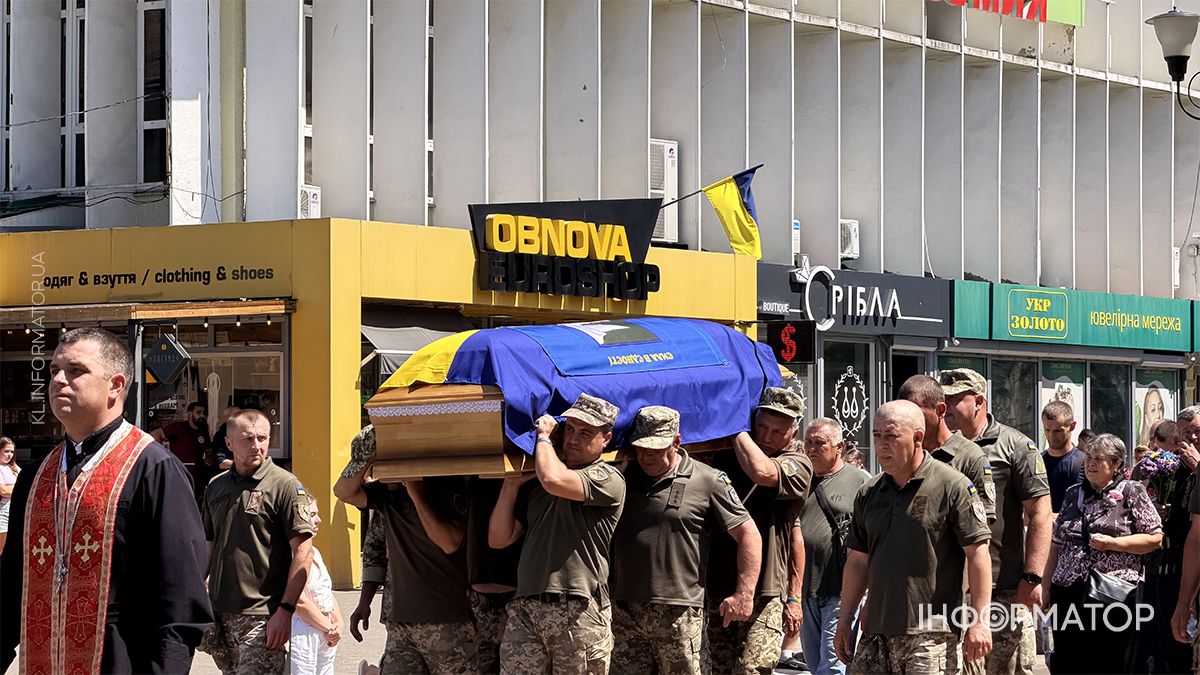 Чин похорону воїна Артура Возняка пройшов у Коломиї 8