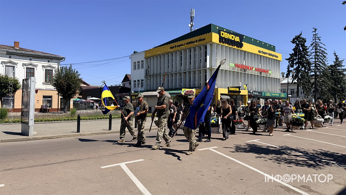 Чин похорону воїна Артура Возняка пройшов у Коломиї 9