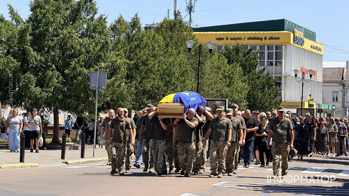 Чин похорону воїна Артура Возняка пройшов у Коломиї 11