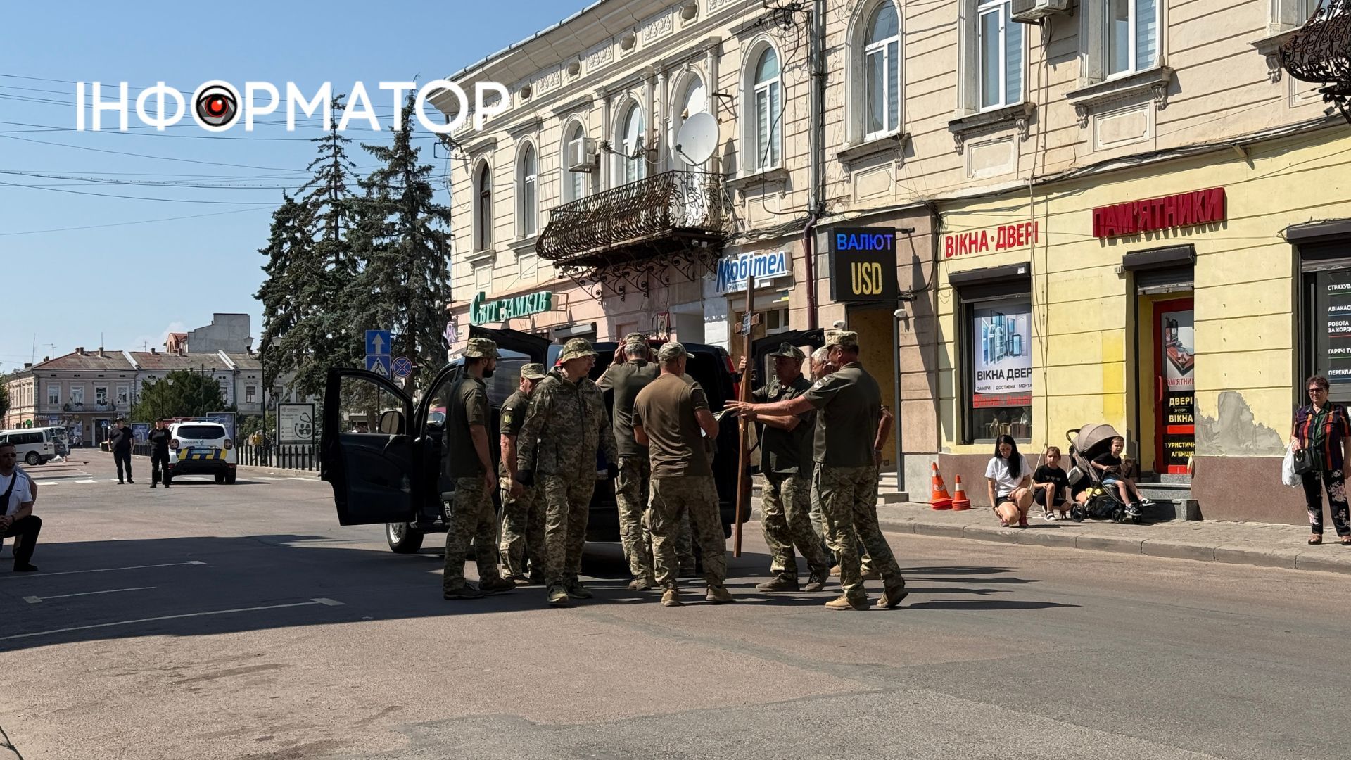 У Коломиї "на щиті" зустріли загиблого воїна Василя Дикана 3