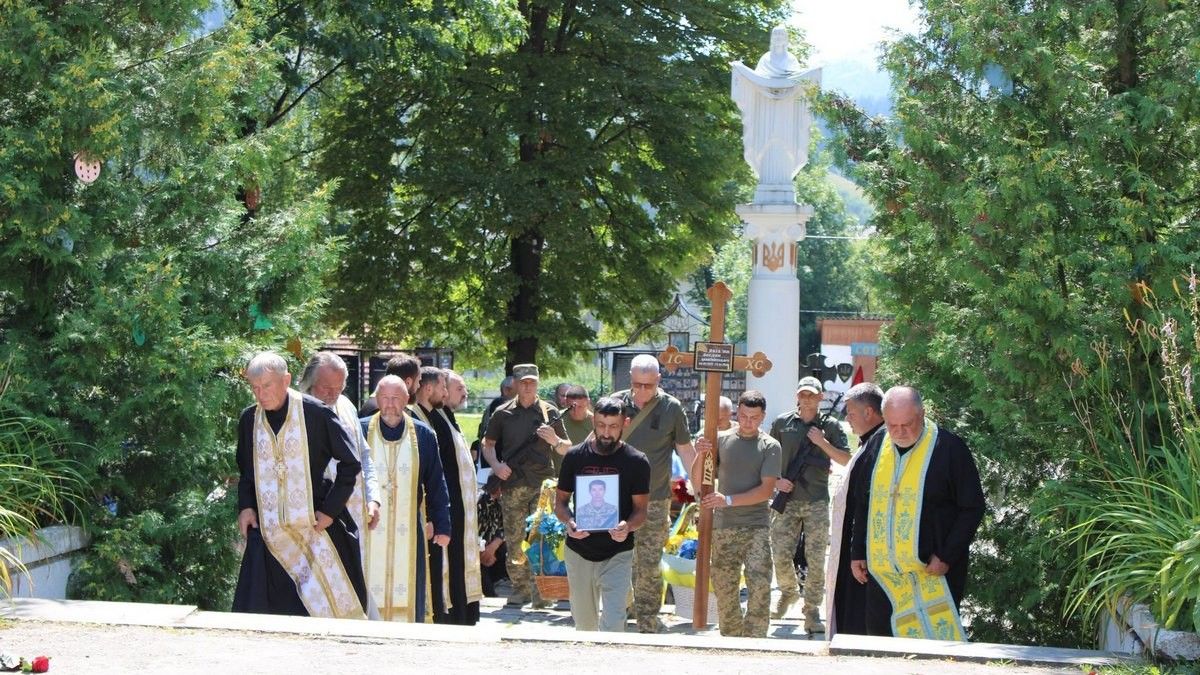 Верховинська громада зустріла скорботний кортеж воїна Богдана Якіб'юка 5