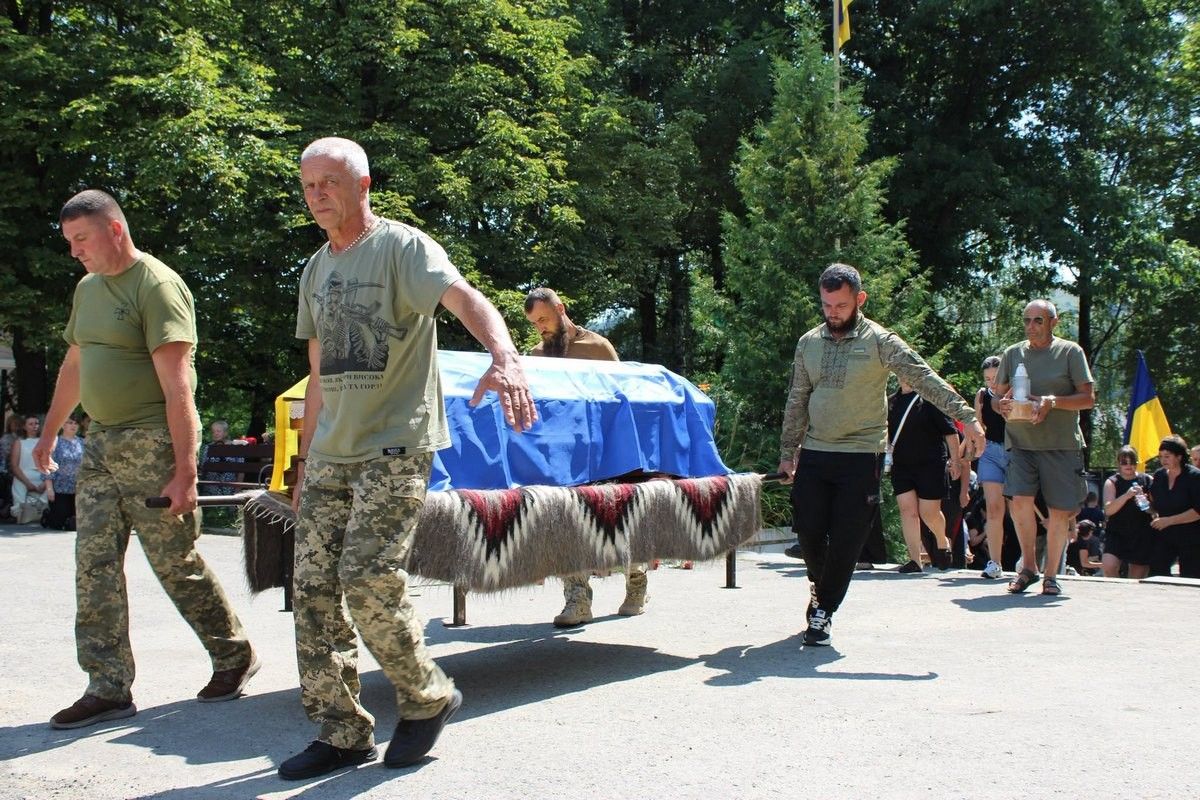Верховинська громада зустріла скорботний кортеж воїна Богдана Якіб'юка 4