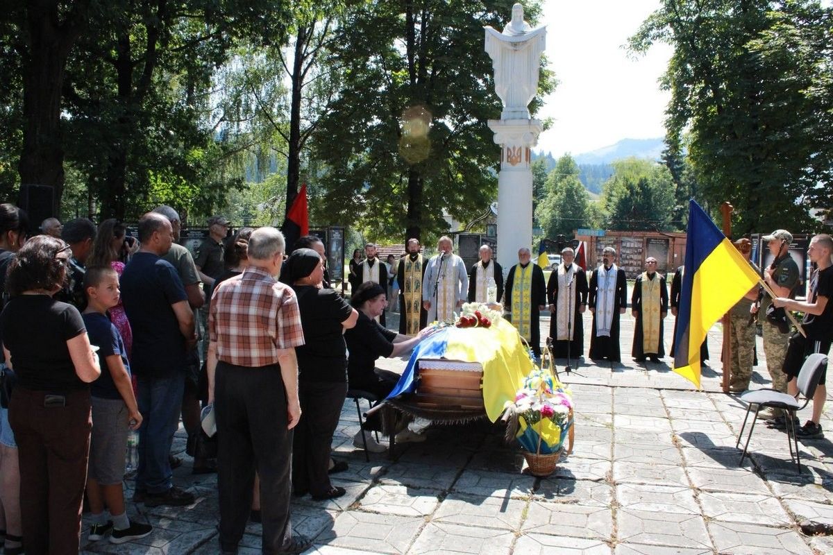 Верховинська громада зустріла скорботний кортеж воїна Богдана Якіб'юка 3