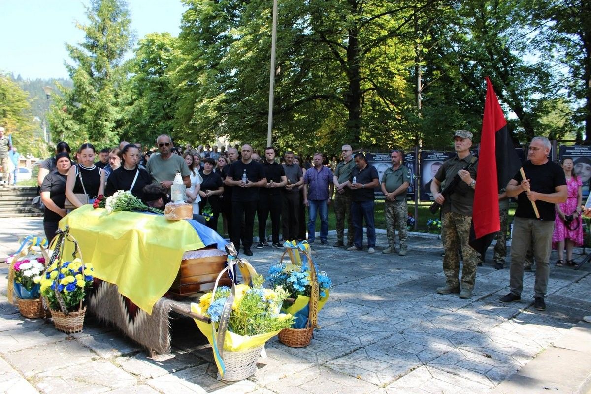 Верховинська громада зустріла скорботний кортеж воїна Богдана Якіб'юка 1