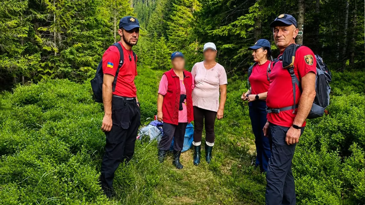 Пішли по ягоди та заблукали: у Карпатах рятувальники знайшли двох жінок за допомогою дрона