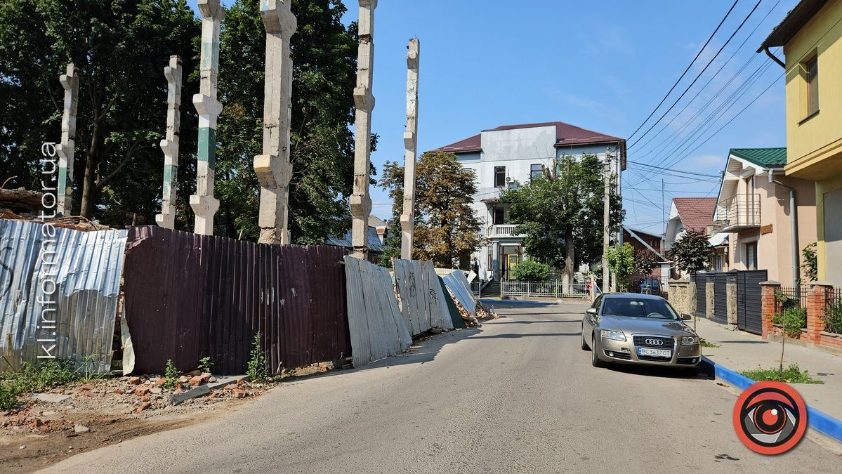 Через руйнування корпусу заводу у центрі Коломиї на дорозі виникла аварійна ситуація 1