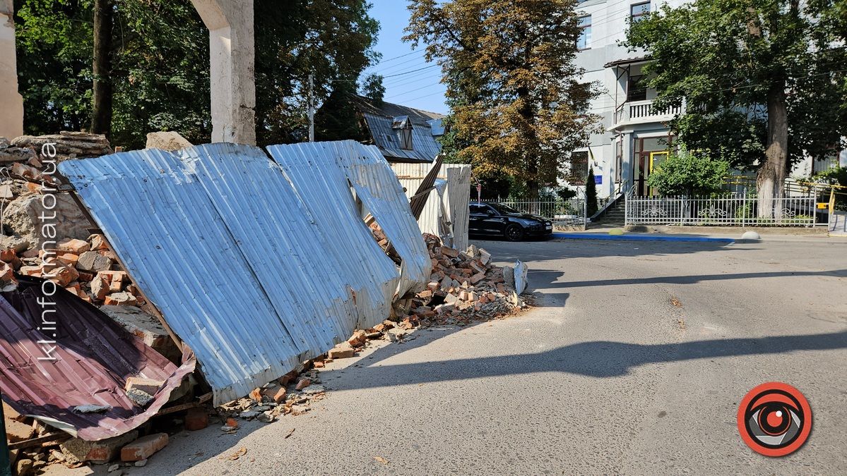 Через руйнування корпусу заводу у центрі Коломиї на дорозі виникла аварійна ситуація 2